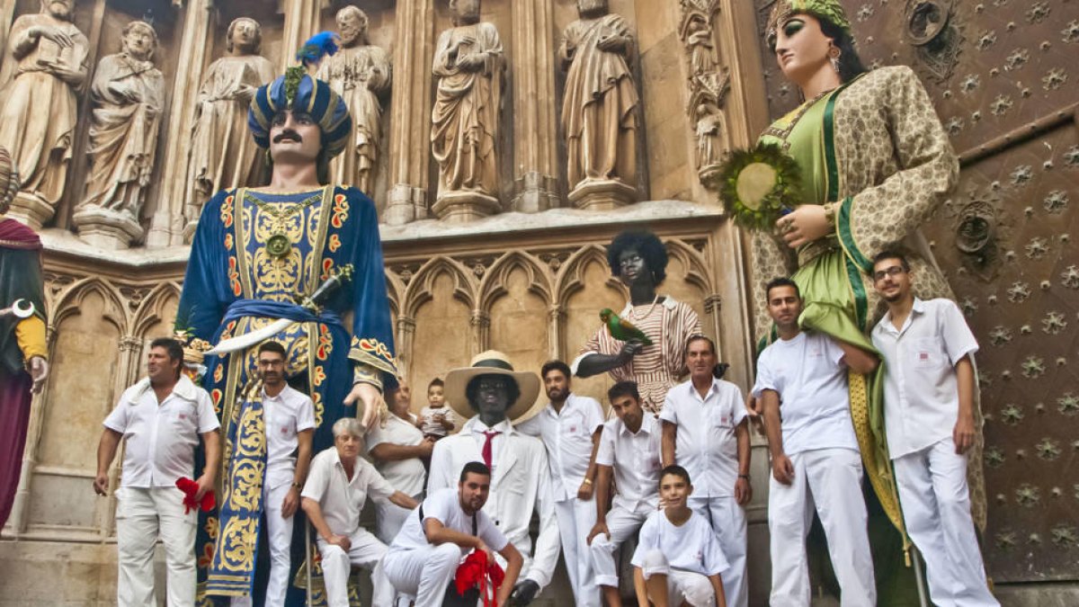 Imatge dels Gegants Moros i Negritos de la ciutat.