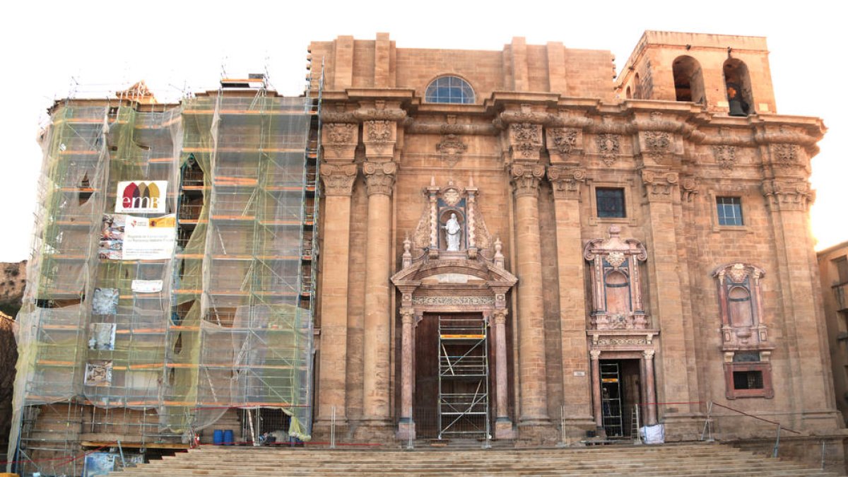 Façana de la catedral de Tortosa amb les bastides a la part esquerra.