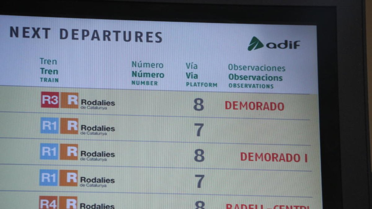 Imagen de archivo de un cartel de Renfe que anuncia trenes con retrasos.