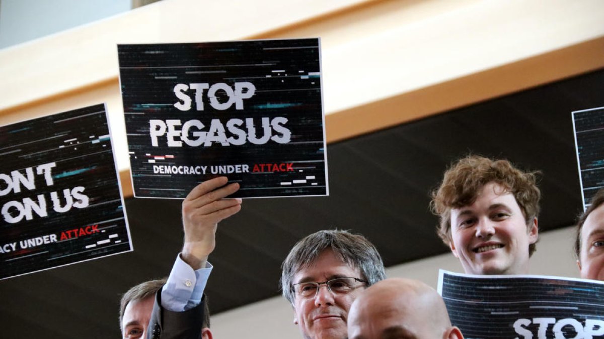 L'expresident i eurodiputat de JxCat Carles Puigdemont durant una protesta a l'Eurocambra per l'espionatge amb Pegasus a eurodiputats.