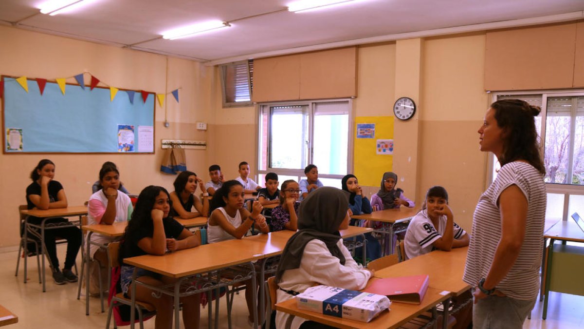 Alumnes de l'Institut Escola Mediterrani de Tarragona a l'inici de la primera classe en el primer dia.