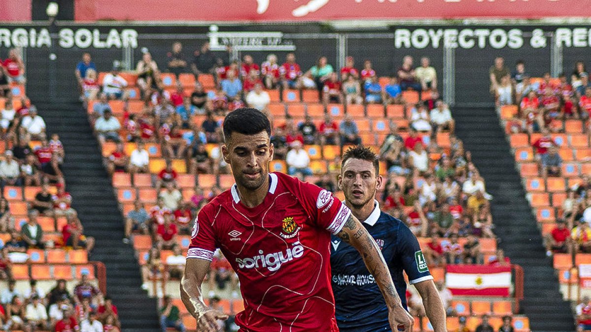 El jugador grana controla la pilota en el partit davant la UD Logroñés.