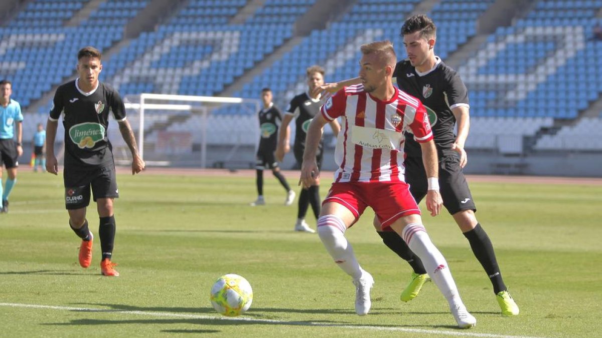 Rubén Enri, durante un partido disputado con el filial del Almería esta temporada.