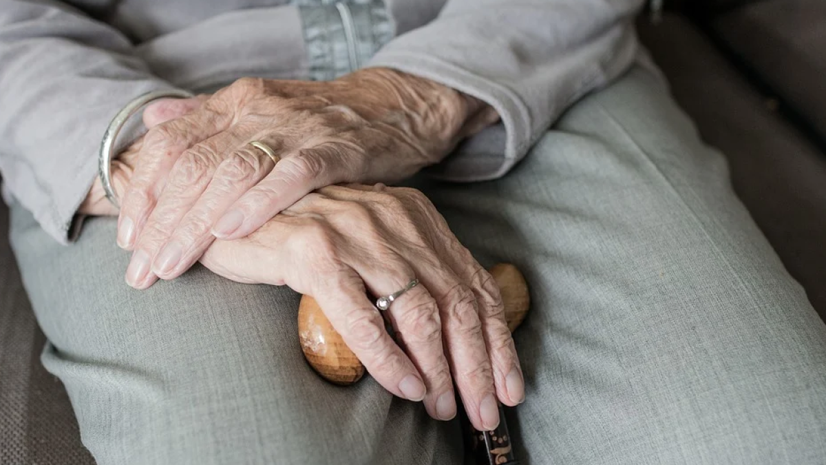 Los estafadores se aprovechan de las personas mayores que viven solas.
