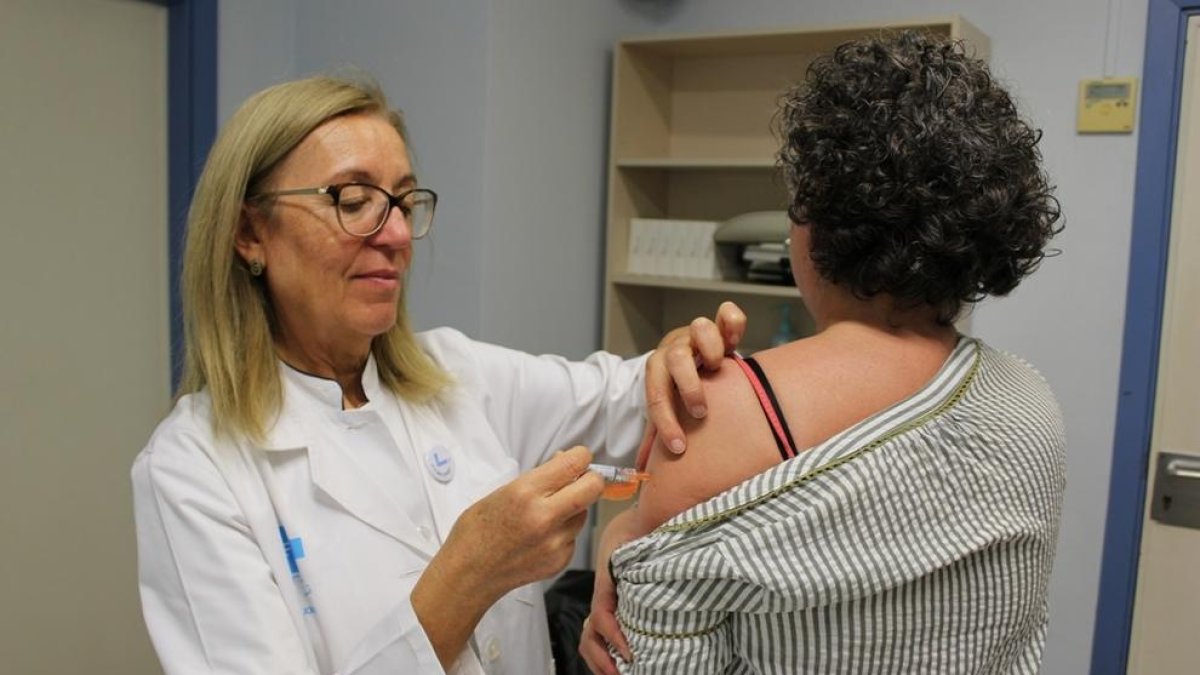 Imatge d'una persona vacunant-se