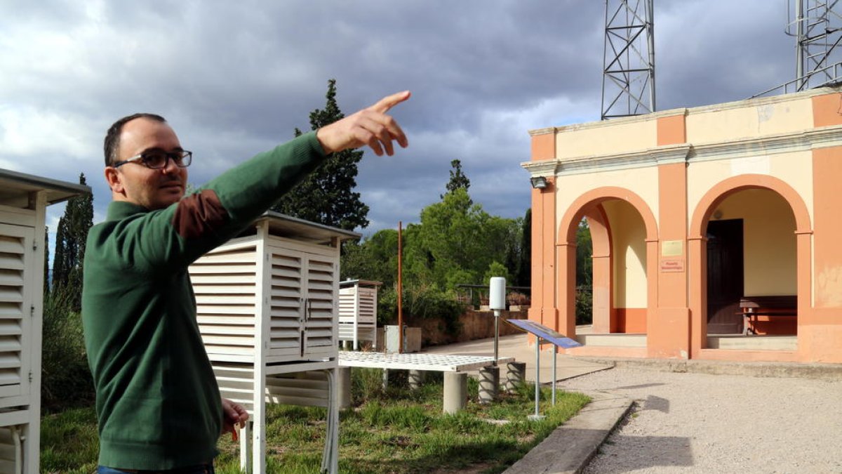 Pla mitjà de l'investigador Pere Quintana descrivint l'estació i el pavelló meteorològic de l'Observatori de l'Ebre.