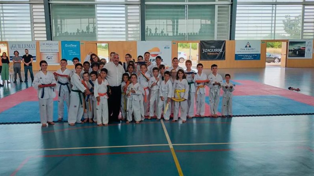 El mestre José Romero amb els seus alumnes de diferents categories de cinturó al Pavelló Municipal d'Esports del Morell.