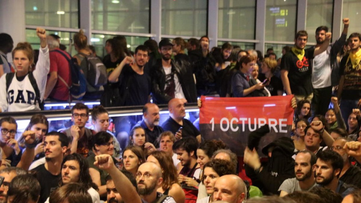 Un grup de manifestants a l'aeroport del Prat convocats per Tsunami Democràtic.