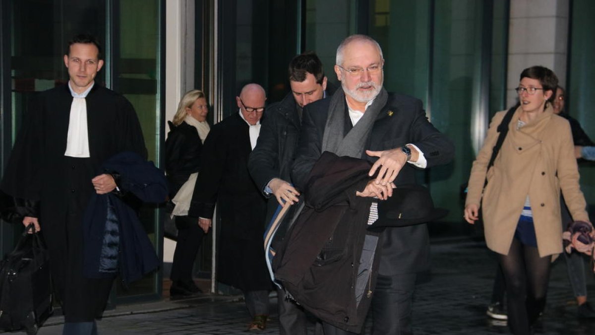 Los exconsellers Lluís Puig y Toni Comín saliendo después de la comparecencia ante el juez el 7 de noviembre.