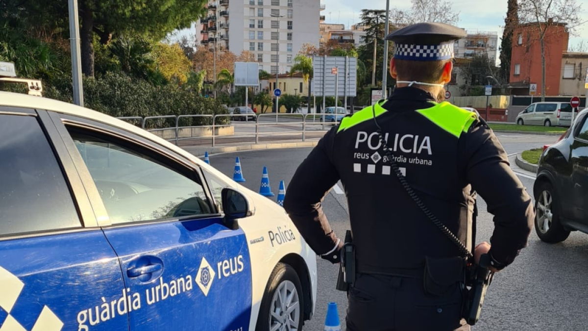 Un agente de la Guardia Urbana durante un control de seguridad vial.