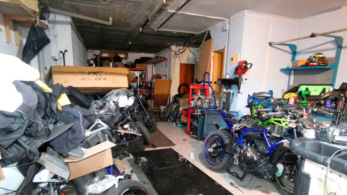 El taller amb les motos robades.