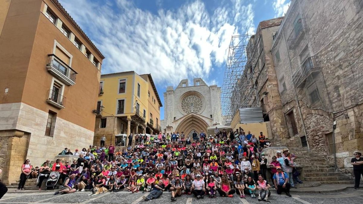 Els participants davant de la Catedral de Tarragona.