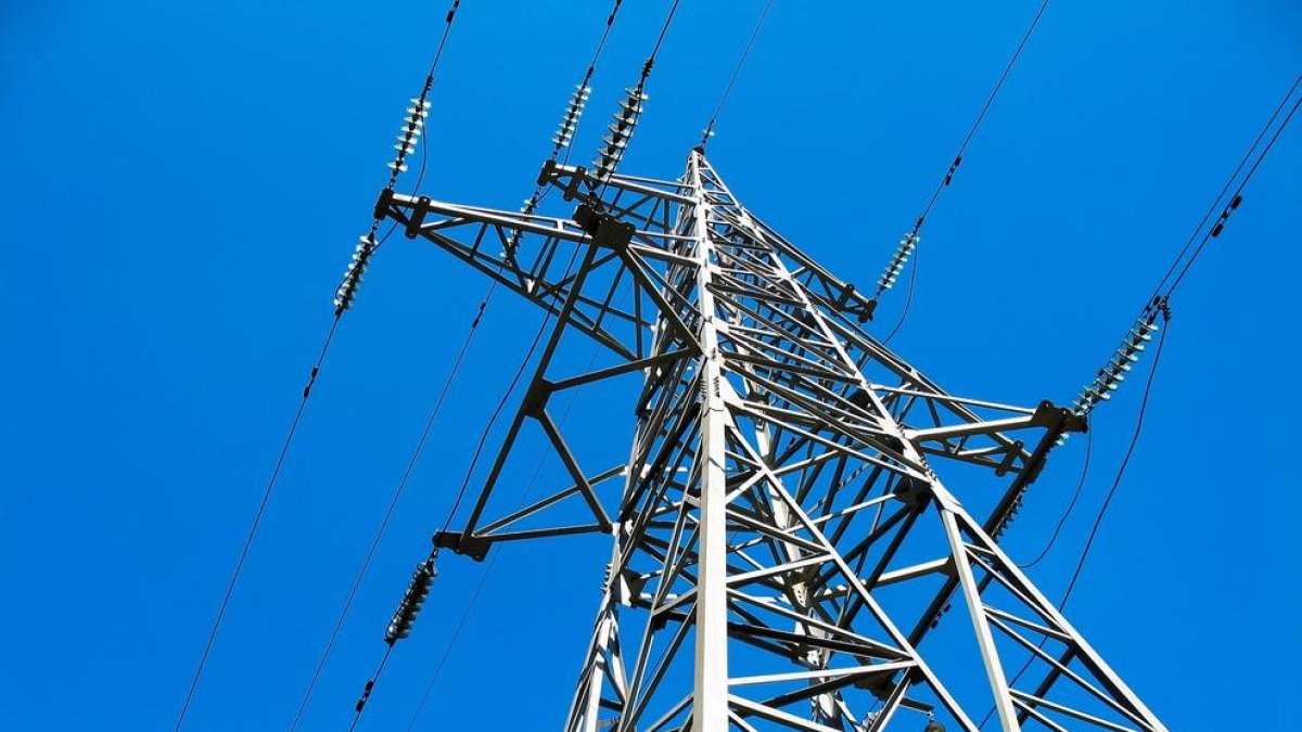Imagen de archivo de una torre de distribución de electricidad.