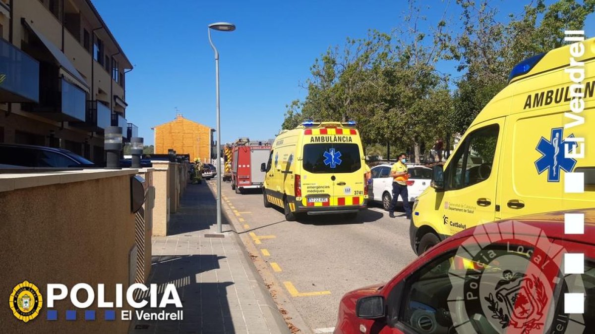 Tres dotacions de Bombers s'han desplaçat a l'Avinguda Tancat de la Plana.