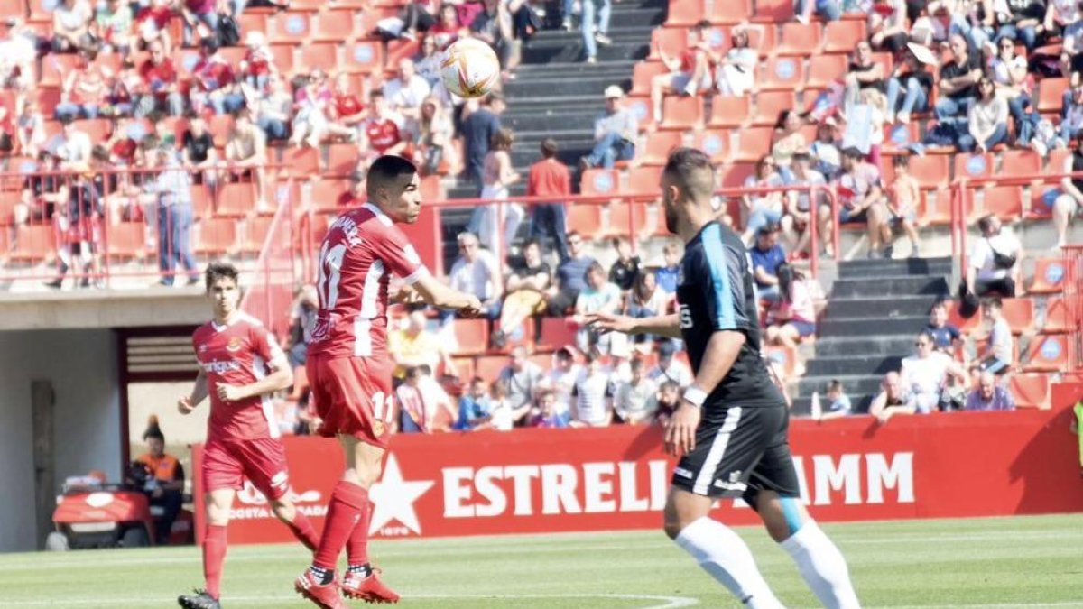 Dani Romera salta para rematar un balón.