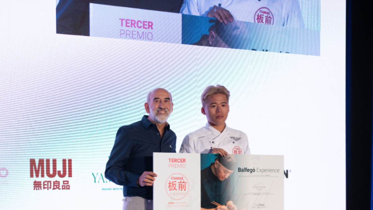 Wenji Peng recibiendo el galardón como tercer clasificado.
