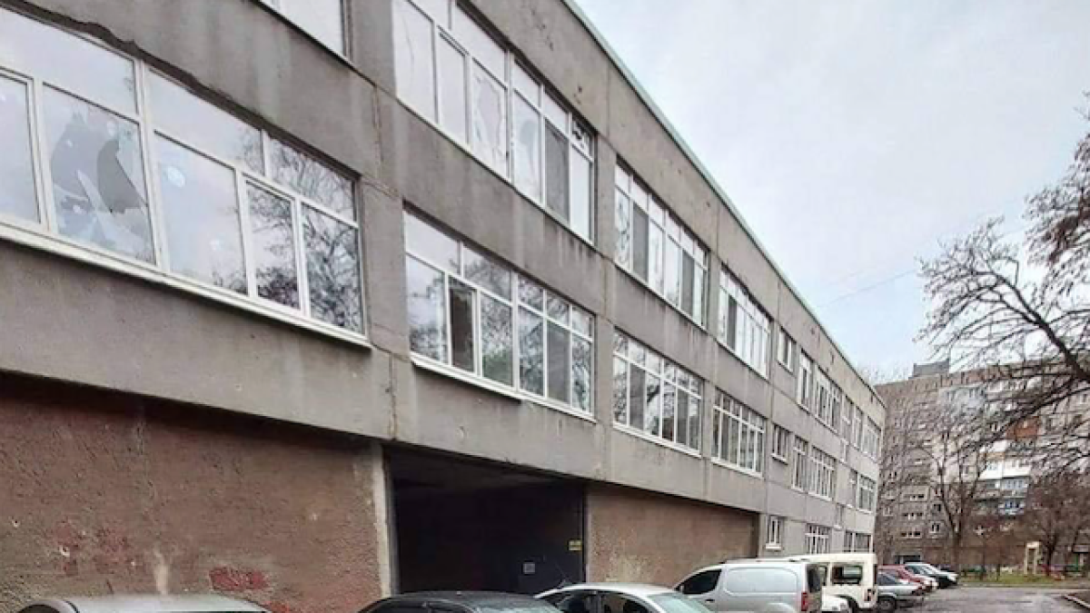 Coches y edificios en la ciudad de Mariúpol, en Ucrania, después de los bombardeos de las tropas rusas.