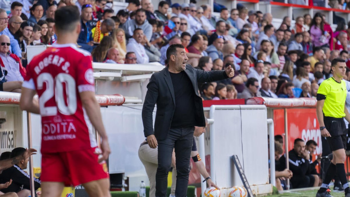 Raúl Agné a la banqueta del Nàstic durant el partit d'ahir.