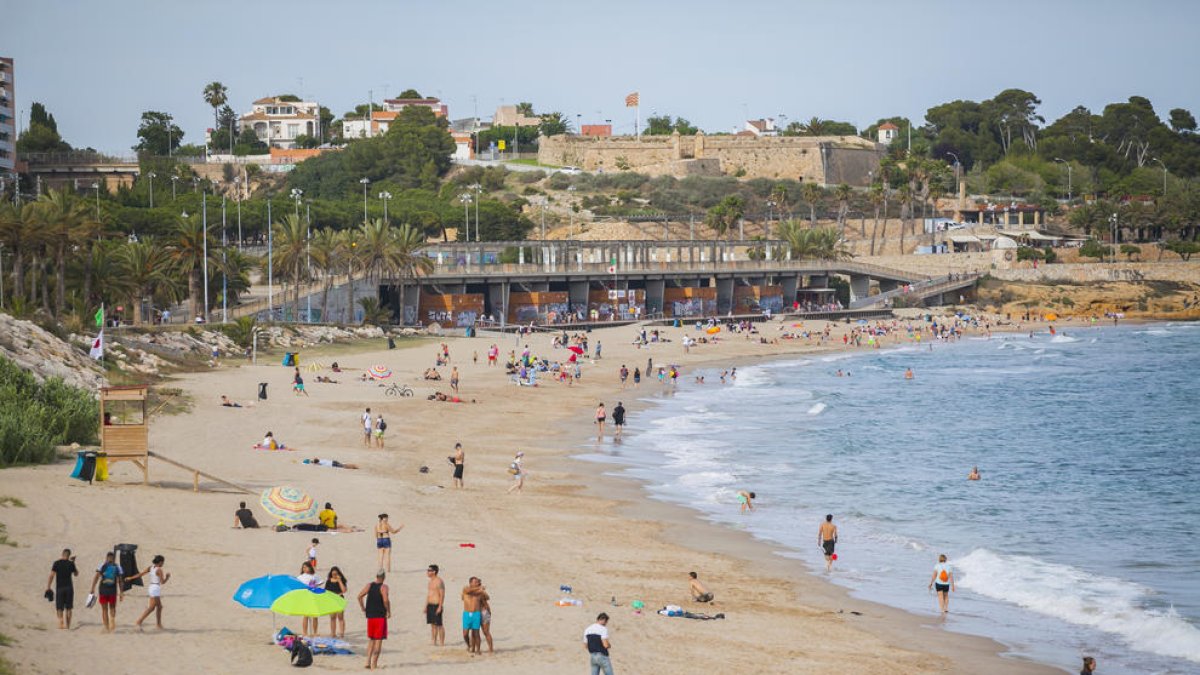 Una imatge de la platja del Miracle, amb la plataforma de la discòrdia al fons.