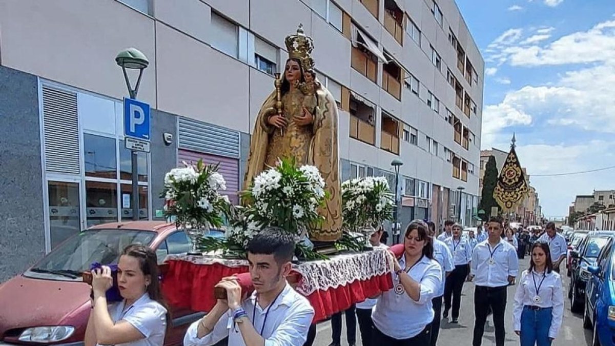 Un momento de la procesión, con la imagen que vuelve a ser mostrada por las calles.