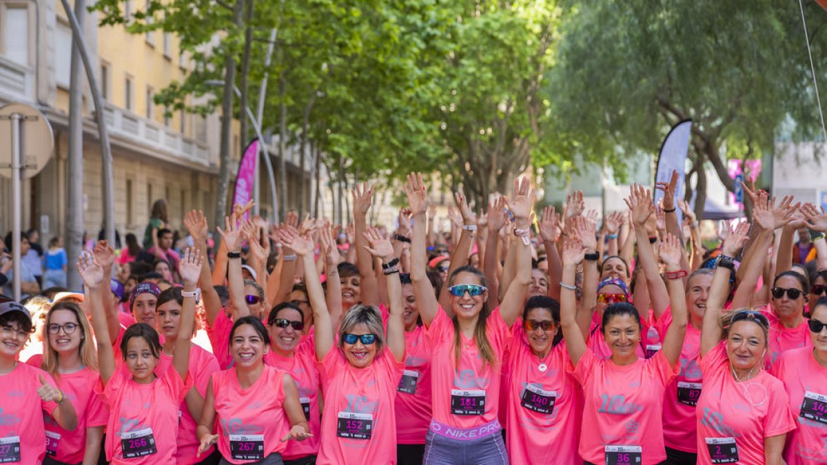 Els carrers de Reus s'omplen de color rosa amb la Cursa de la Dona