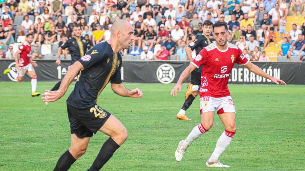 Jon Etxaniz es el gran fichaje del equipo, la última temporada marcó catorce goles.