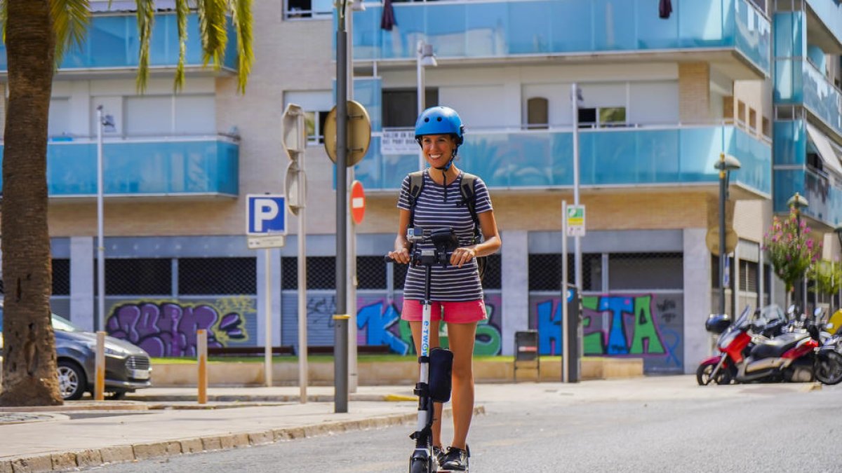 Tanto los usuarios con patinete propio como los de alquiler tendrán que llevar la protección craneal.