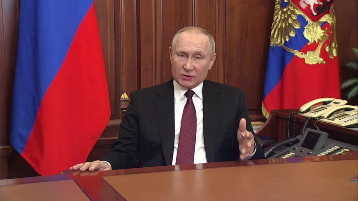El president de Rússia, Vladímir Putin, anuncia l'inici d'un atac militar contra Ucraïna a través d'un discurs televisat.