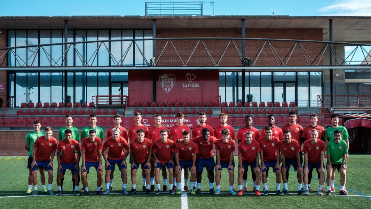 El cos tècnic i la plantilla del CF Pobla de Mafumet al complet a l'Estadi Municipal de la Pobla abans d'un entrenament.