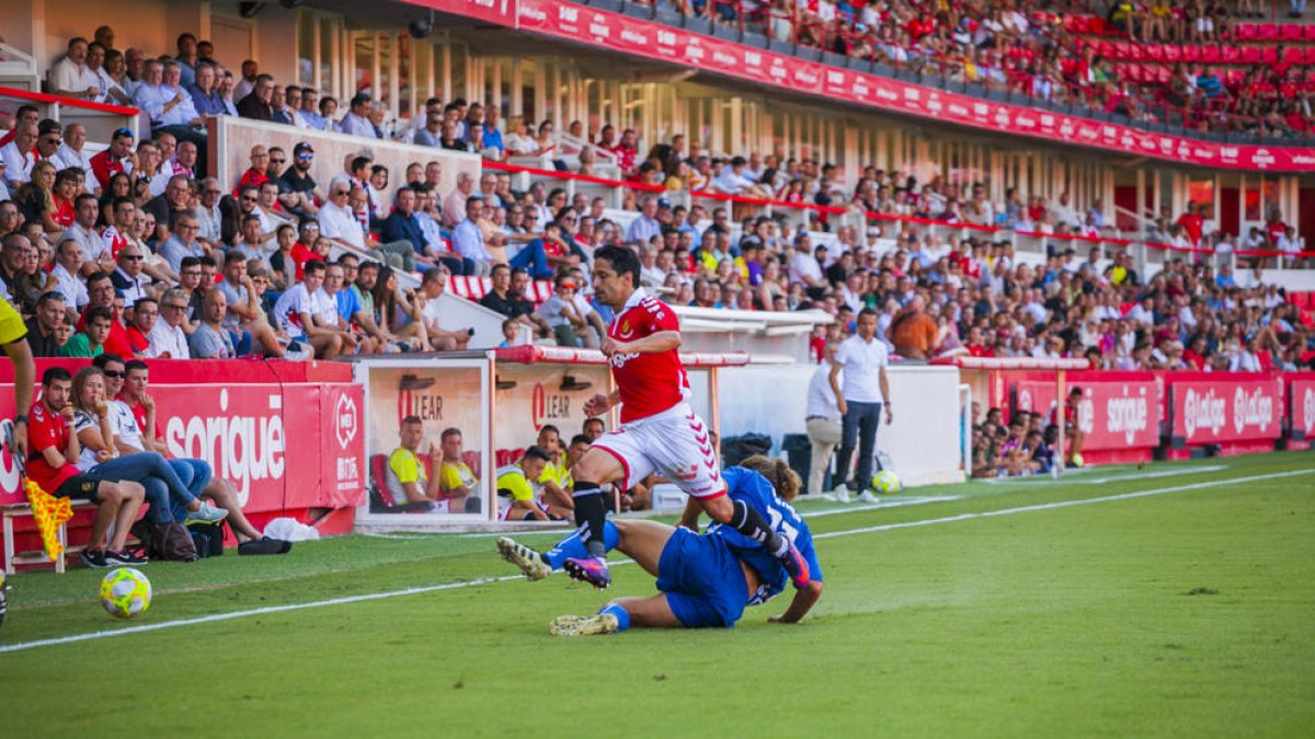 Jonathan Pereira sortea a un rival en el Nàstic-Llagostera