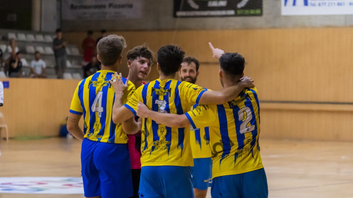 Els jugadors del CFS Salou celebrant un gol.