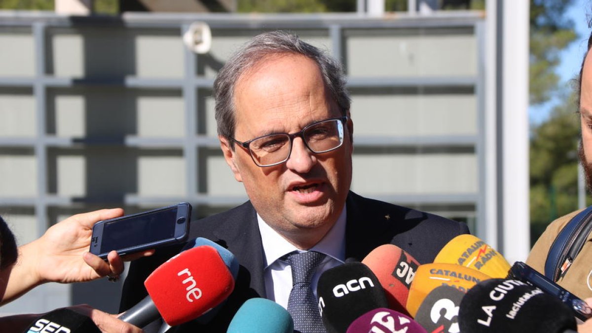 Primer pla del president de la Generalitat, Quim Torra, atenent els mitjans de comunicació, després de visitar Carme Forcadell.
