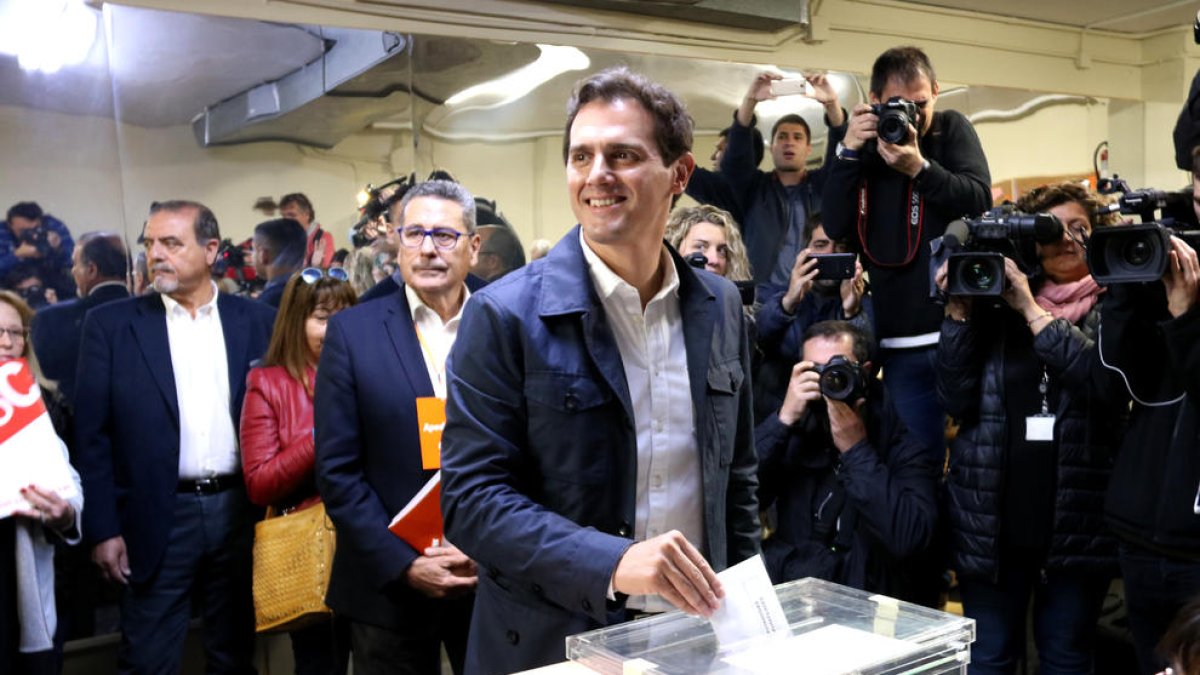 El candidat de Cs a la presidència del govern espanyol, Albert Rivera, diposita el seu vot en un col·legi electoral a L'Hospitalet de Llobregat.