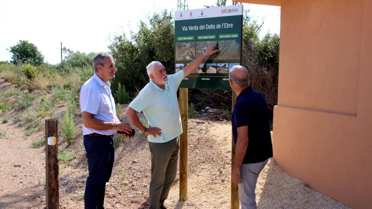 De izquierda a derecha: el alcalde de l'Aldea, Xavier Royo, el de Camarles, Ramon Brull, y el de l'Ampolla, Francesc Arasa.