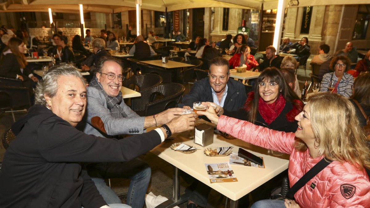 Les terrasses del centre estaven plenes de gent que volia degustar els plats especials que havien preparat els restauradors.