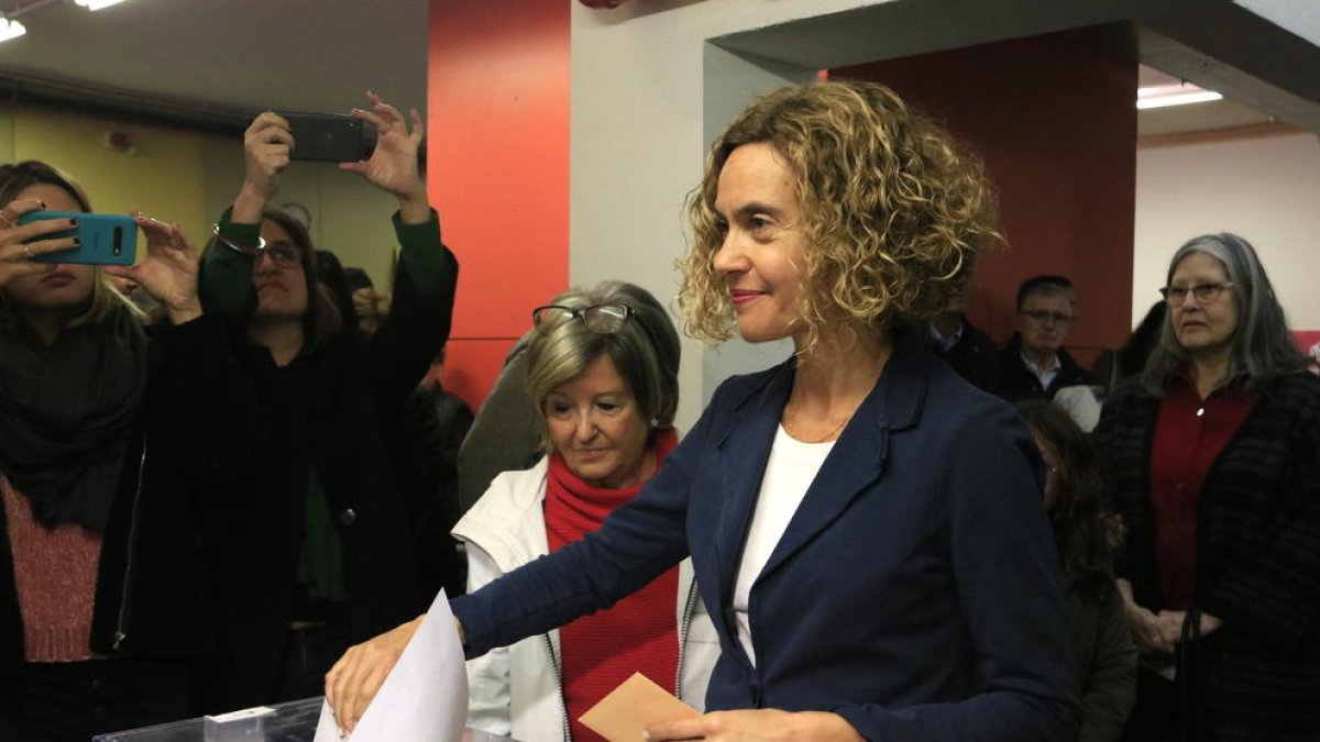 Meritxell Batet, cap de llista del PSC, introduint la papereta del Congrés dels Diputats al col·legi electoral de l'Escola Pare Poveda de Vallcarca.