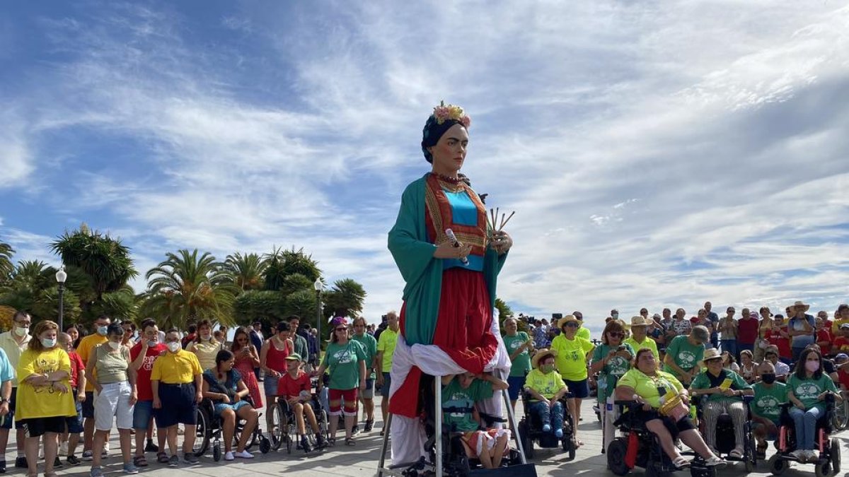 La geganta Frida ha iniciado el recorrido de la cercavila desde el Balcó del Mediterrani.