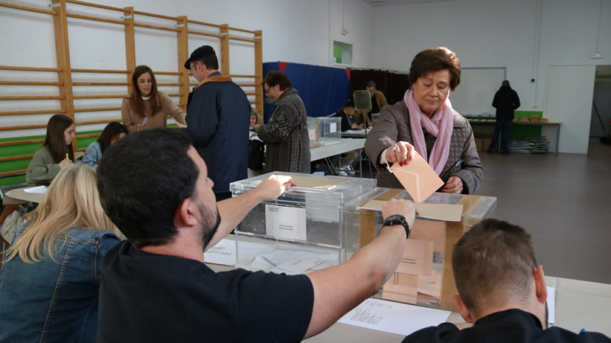 Plano general de una votante ejerciendo su derecho al voto en el Institut Tarragona.