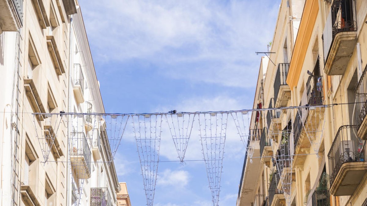 La calle Comte de Rius, una de las primeras con luces de Navidad.