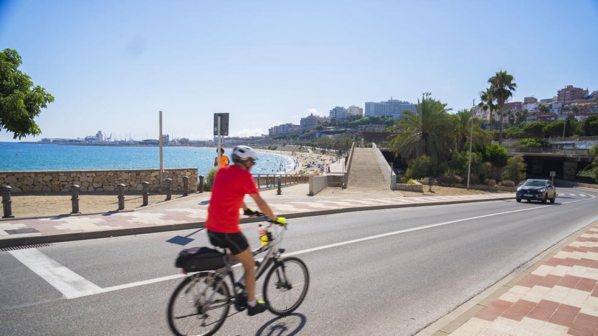 Imatge del tram passeig marítim Rafael Casanova pròxim a la platja del Miracle, on s'instal·larà un nou carril bici.