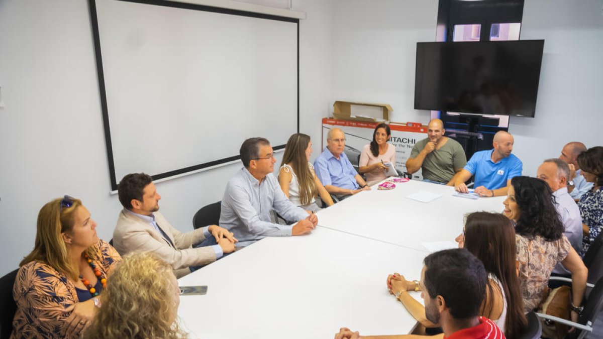 Els representants de l'oposició reunits amb els portaveus de la Plataforma, ahir a la tarda.