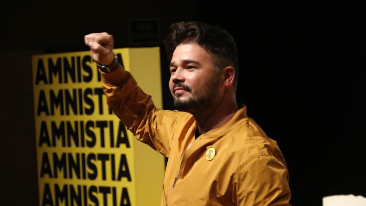 El cabeza de lista de ERC a las elecciones españolas, Gabriel Rufián, durante el acto final de campaña en Terrassa.