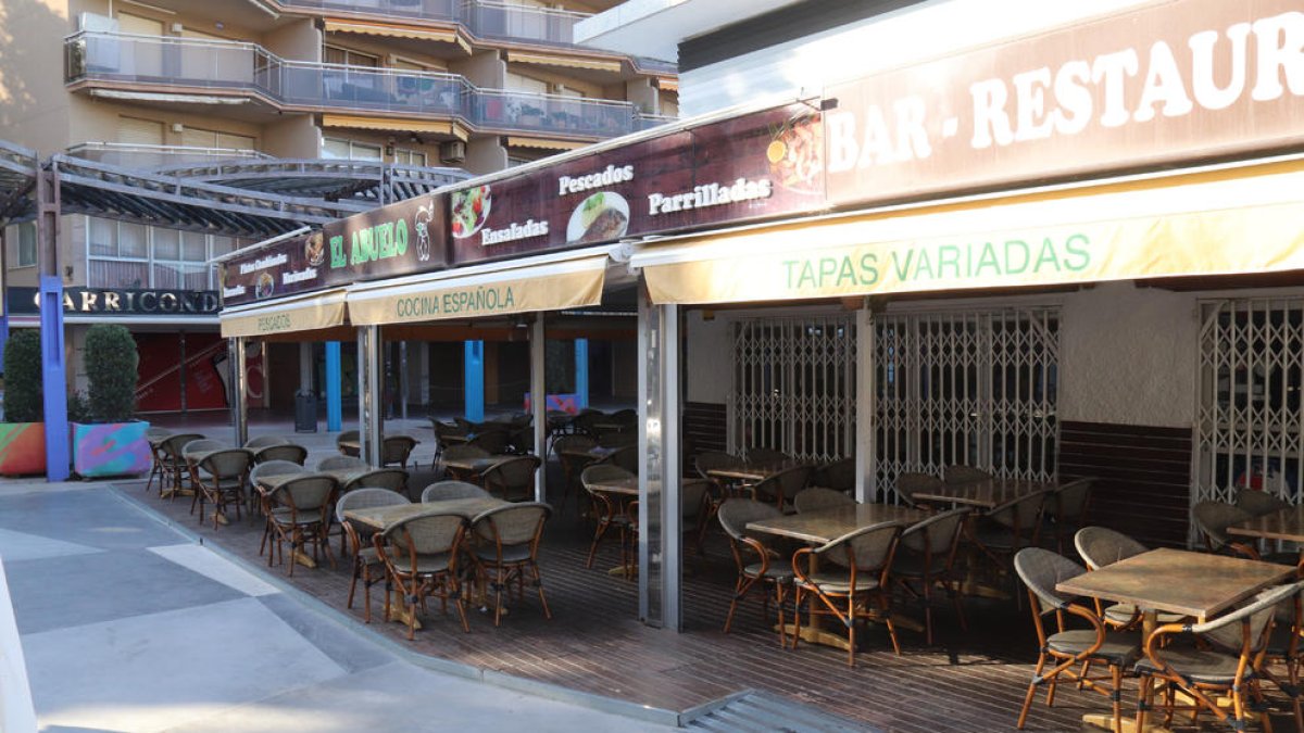 Exterior del restaurante de la calle Saragossa de Salou donde este lunes por la noche un hombre murió después de recibir tiros.