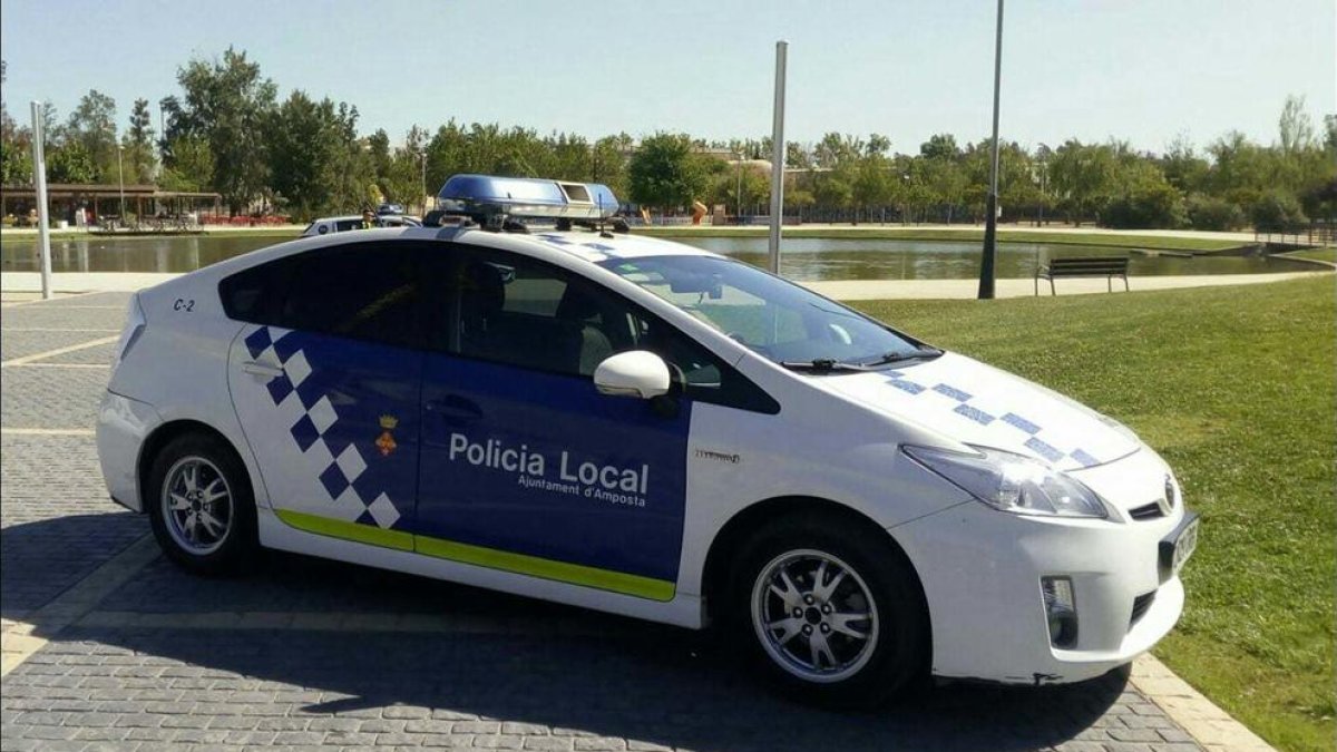 Imatge d'un vehicle de la Policia Local d'Amposta.
