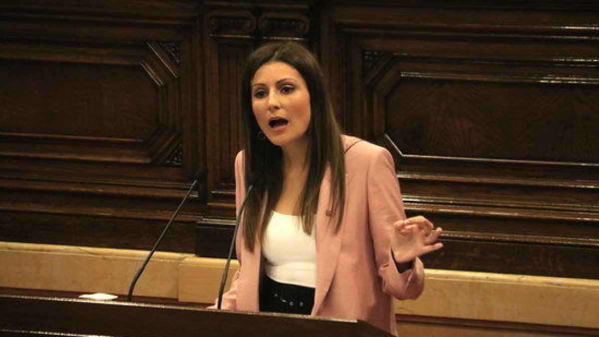 Plano medio de la líder de Ciutadans, Lorena Roldán, interviniendo durante la moción de censura.
