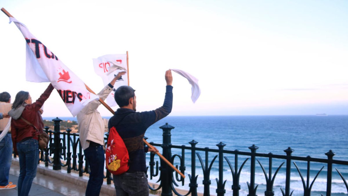 Imatge de la mocadorada d'una desena d'activistes de la plataforma Stop Creuers Tarragona.