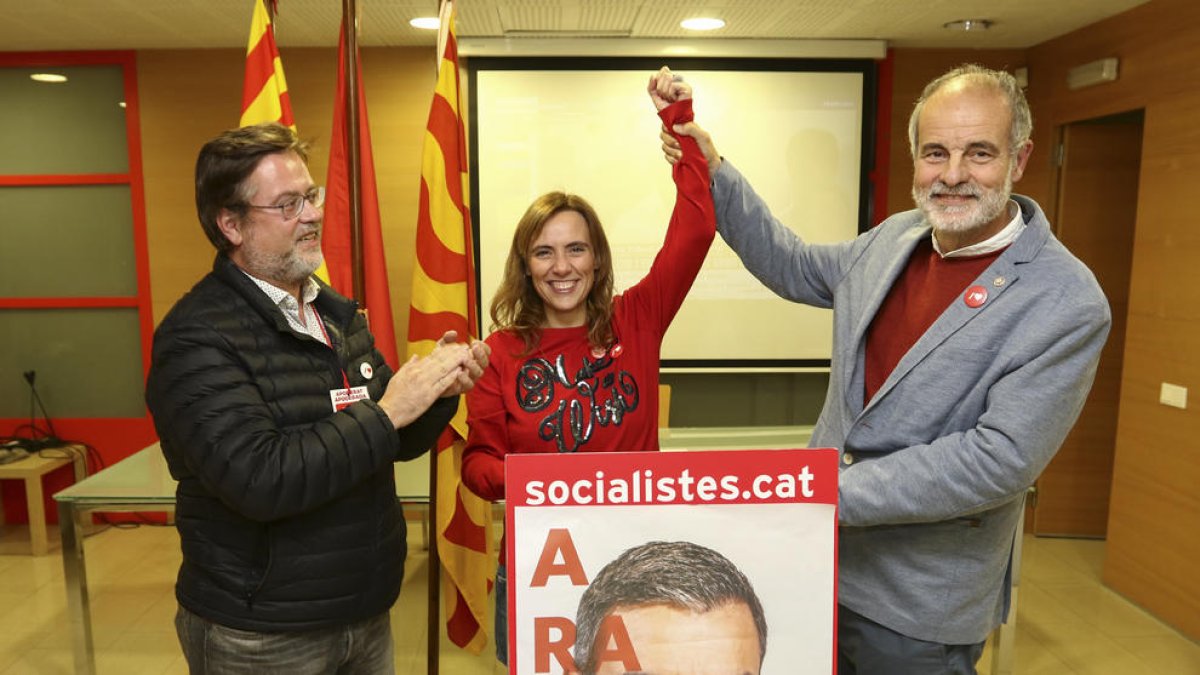 Joan Ruiz i Sandra Guaita (dreta), els dos diputats al Congrés, amb Santi Castellà (esquerra), que repeteix com a senador.