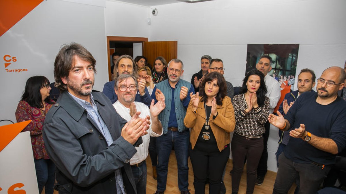 Sergio del Campo, jefe de lista de Ciudadanos para el Congreso en Tarragona, recibiendo el apoyo de la militancia a la sede de Tarragona.