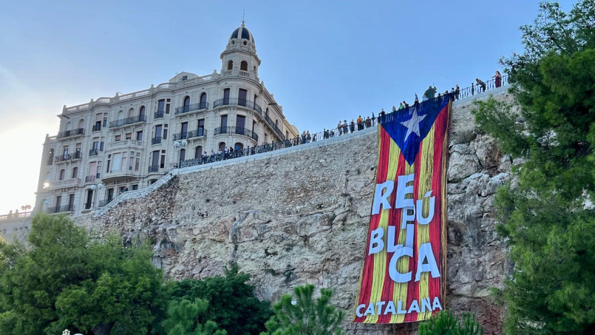 Imatge de l'estelada que van desplegar al Balcó del Mediterrani.