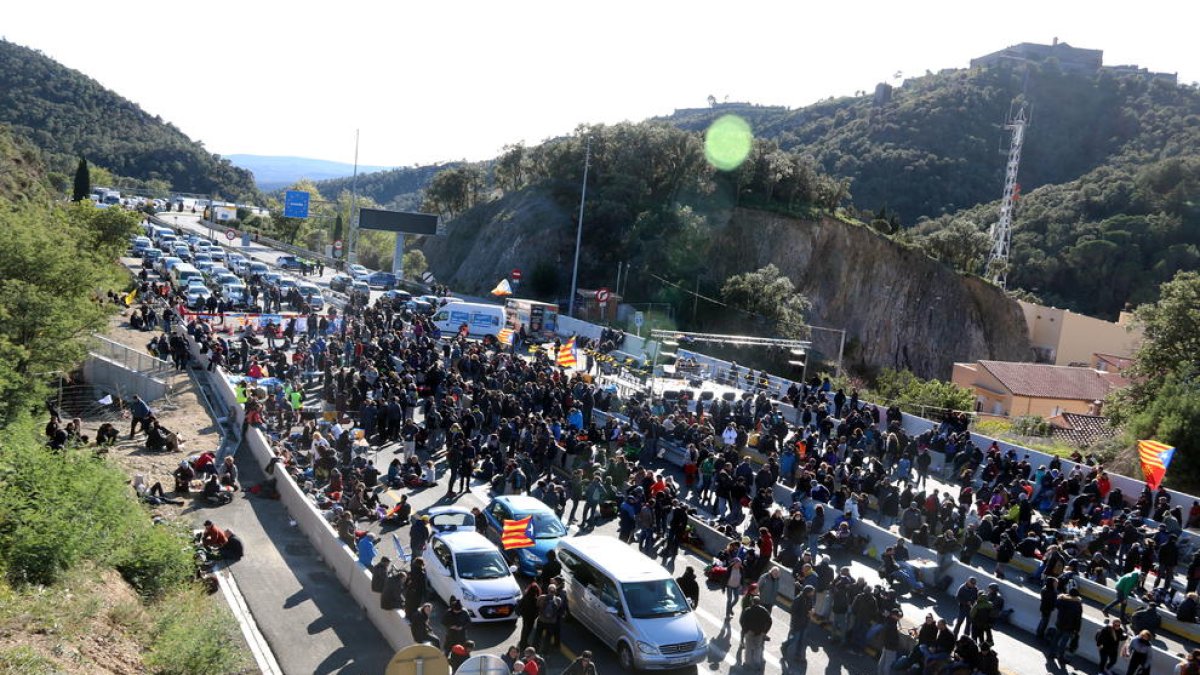 Imagen del corte del AP-7 provocado por la concentración organizada por Tsunami Democrático